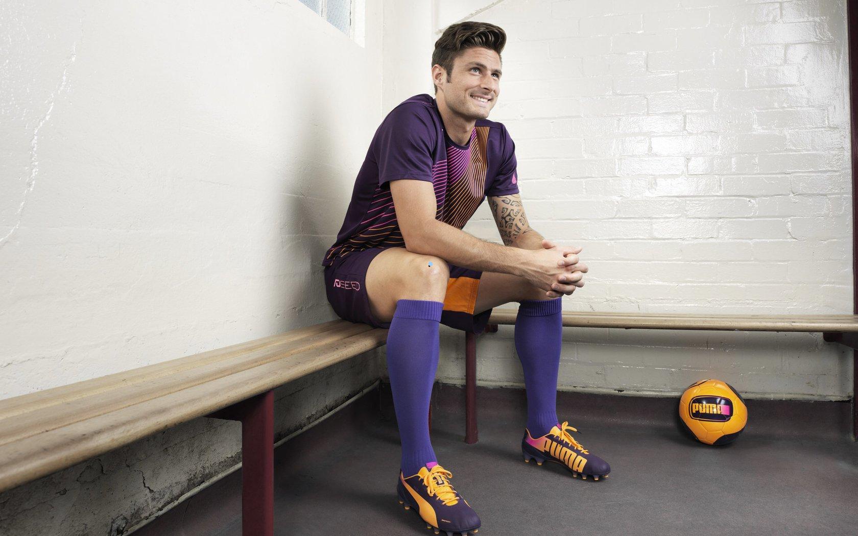 哈兰德四失绝杀机会情绪崩溃，瓜迪奥拉场边抱头叹息，近四轮仅靠点球破门